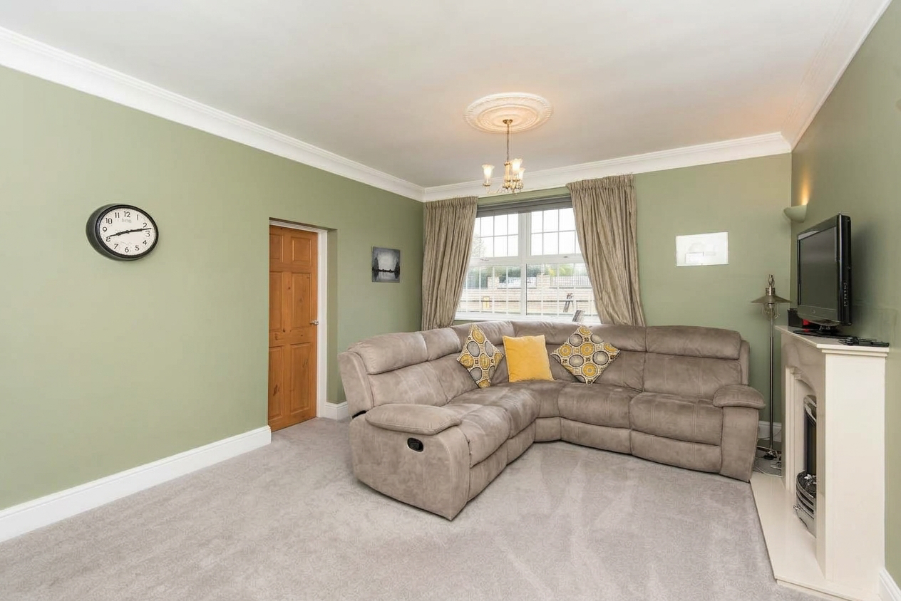 Main Road, Renishaw, S21, photo 5
