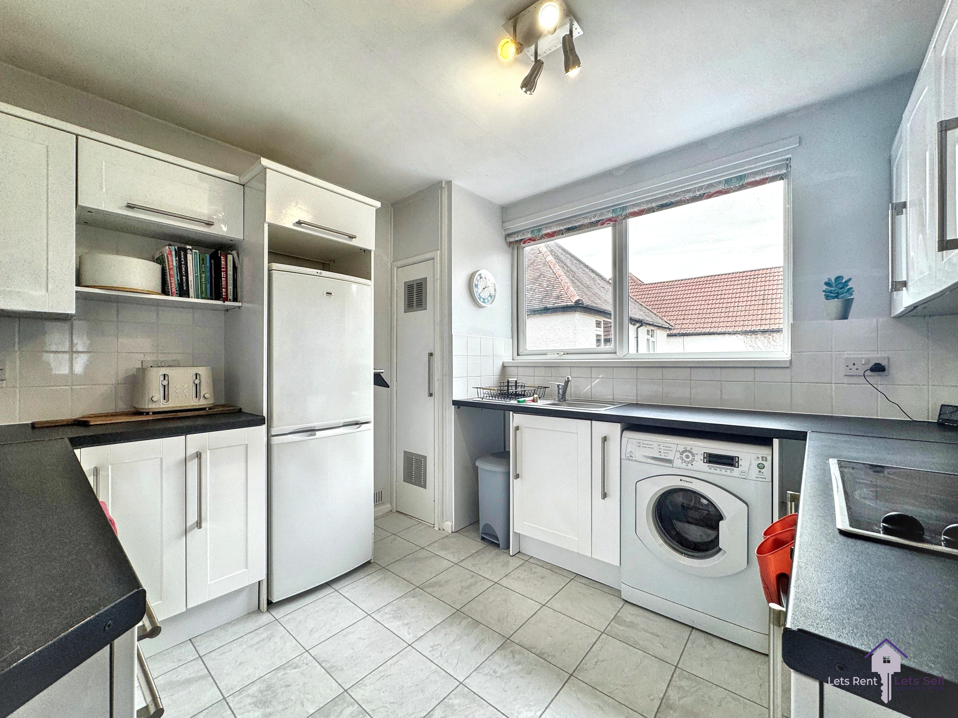 Broxburn Close, Chandler's Ford, SO53, photo 2