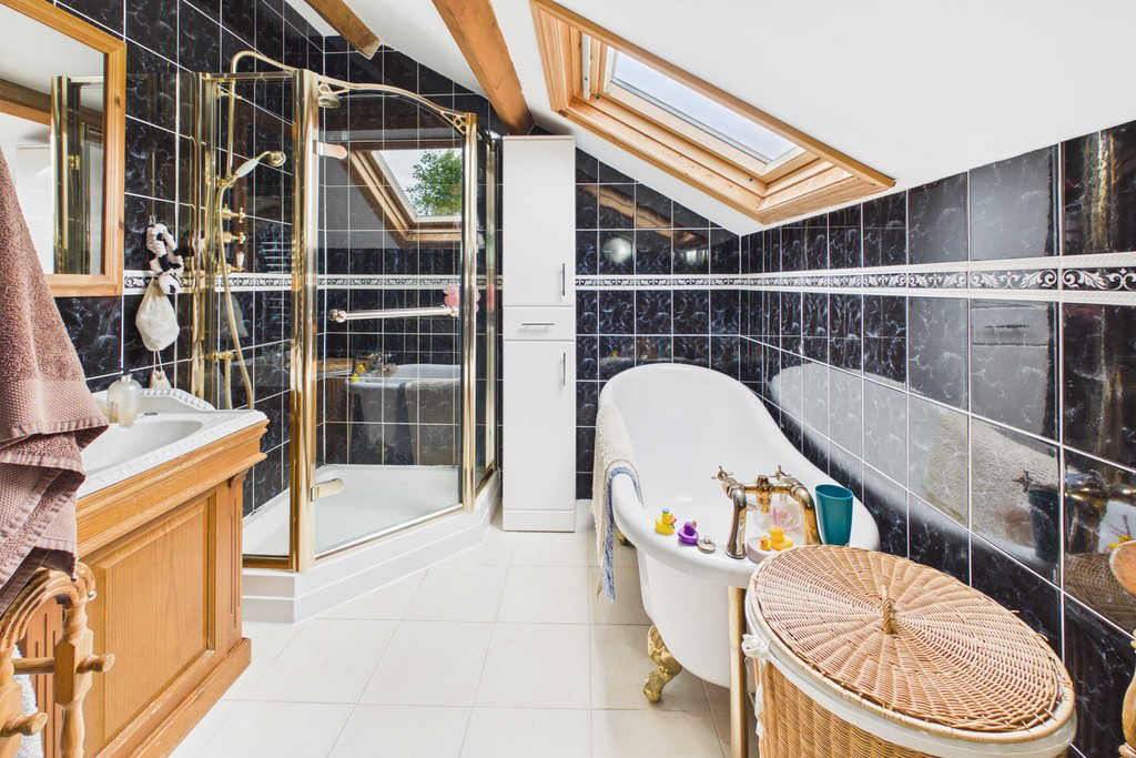 Master Bedroom - En-Suite Bathroom