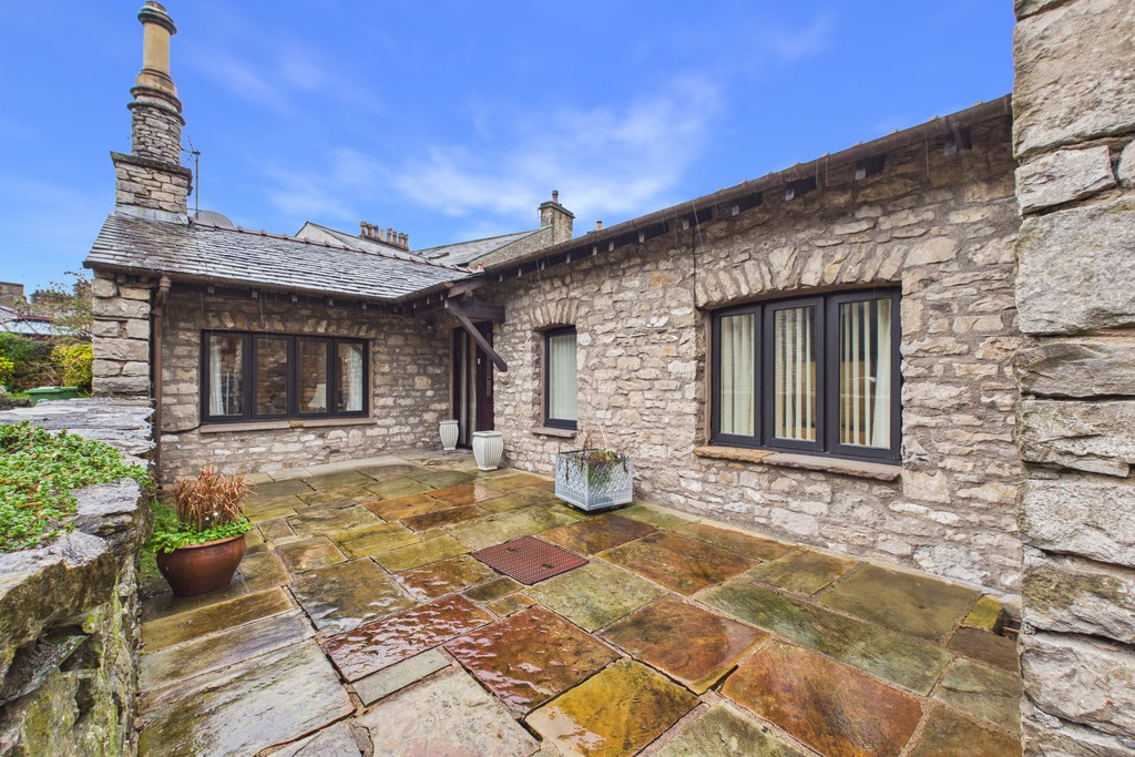 6 The Courtyard, Kendal, Cumbria, LA9 7AA
