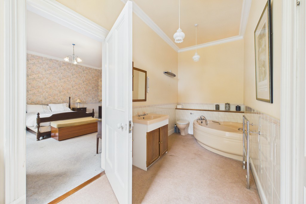 Jack and Jill bathrom