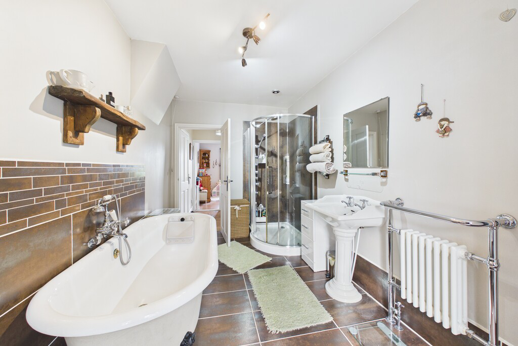 En- suite/ bathroom