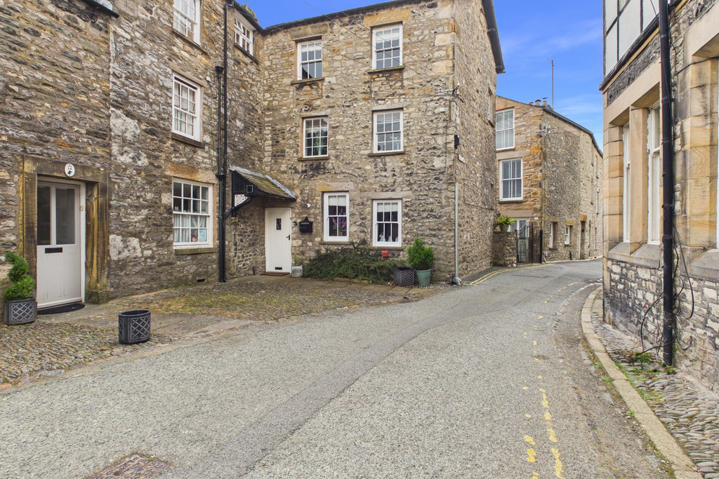 16 Horse Market, Kirkby Lonsdale, Carnforth, LA6 2AS