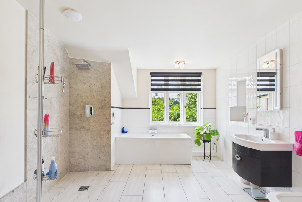 En suite to Master Bedroom 