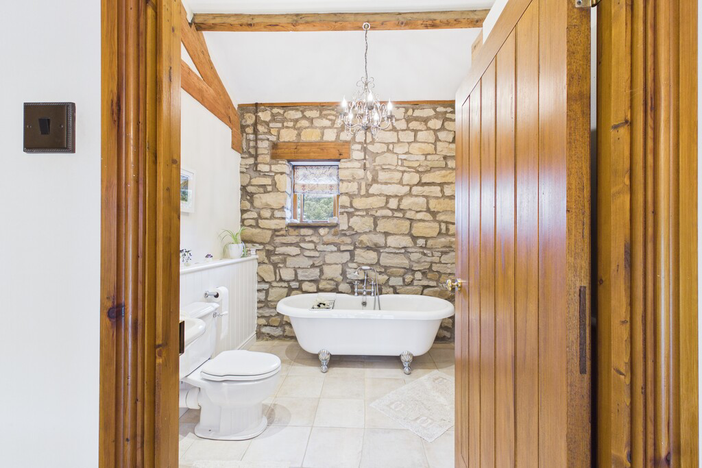 Main bathroom 