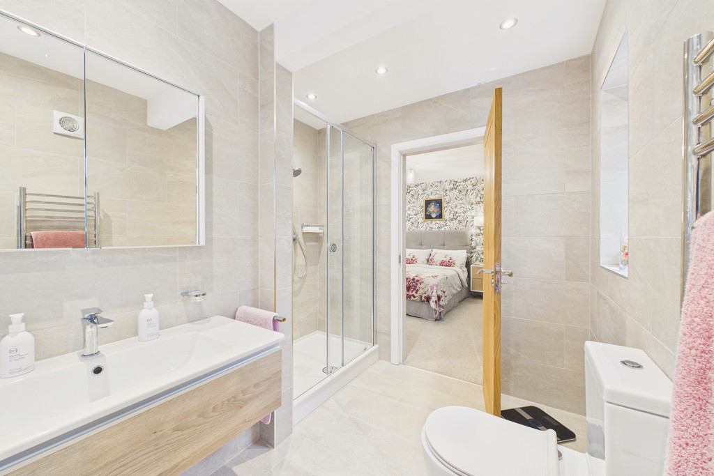 Principal Bedroom En-Suite	