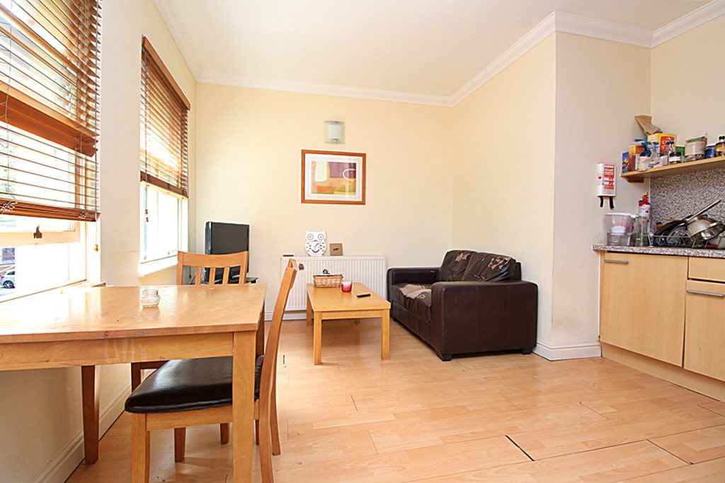 Linving Area (2)