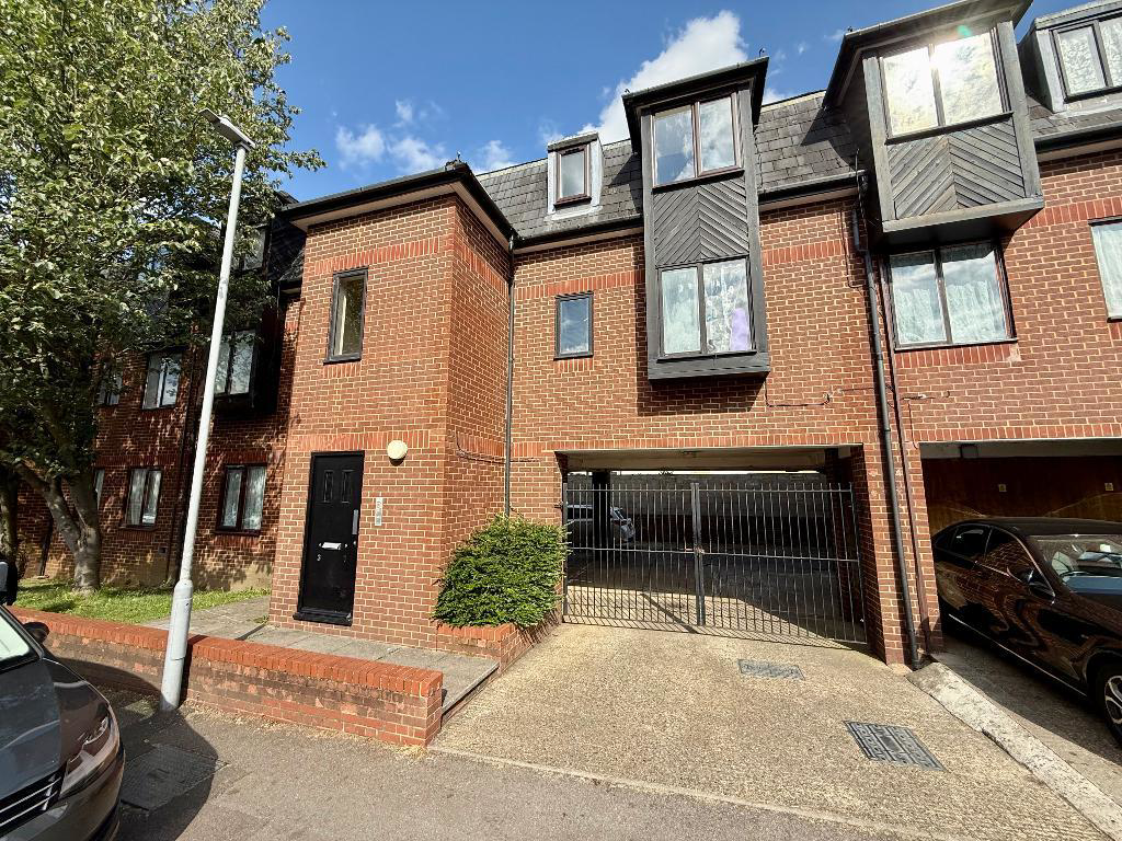 Albany Court, Luton, LU1