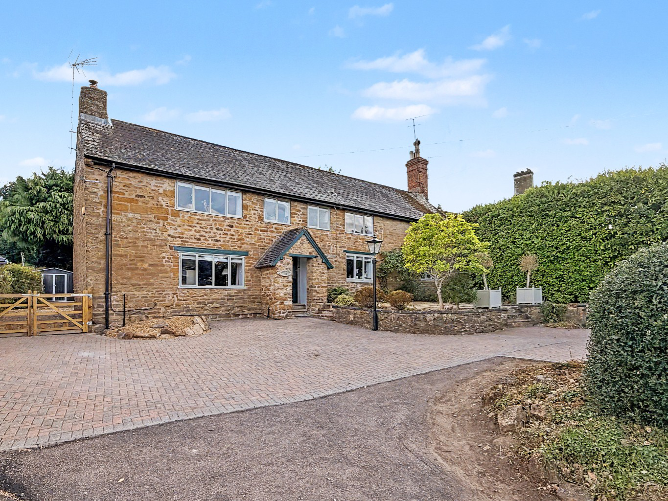 Manor Farm House, 61 Orchard Street, Drayton, Daventry, NN11 9EU