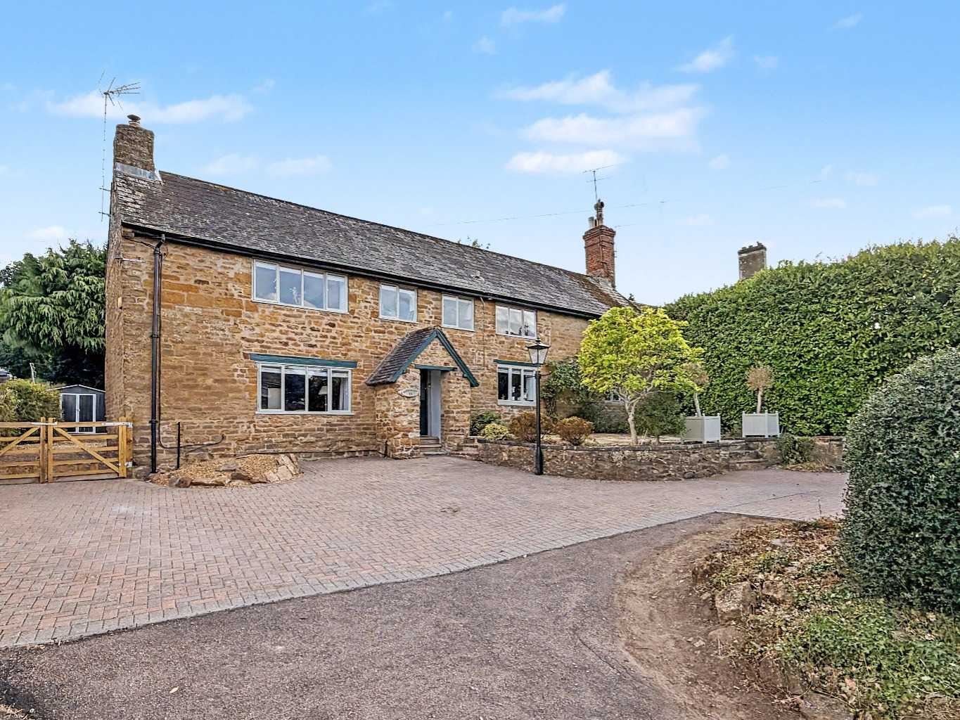 Manor Farm House, 61 Orchard Street, Drayton, Daventry, NN11 9EU