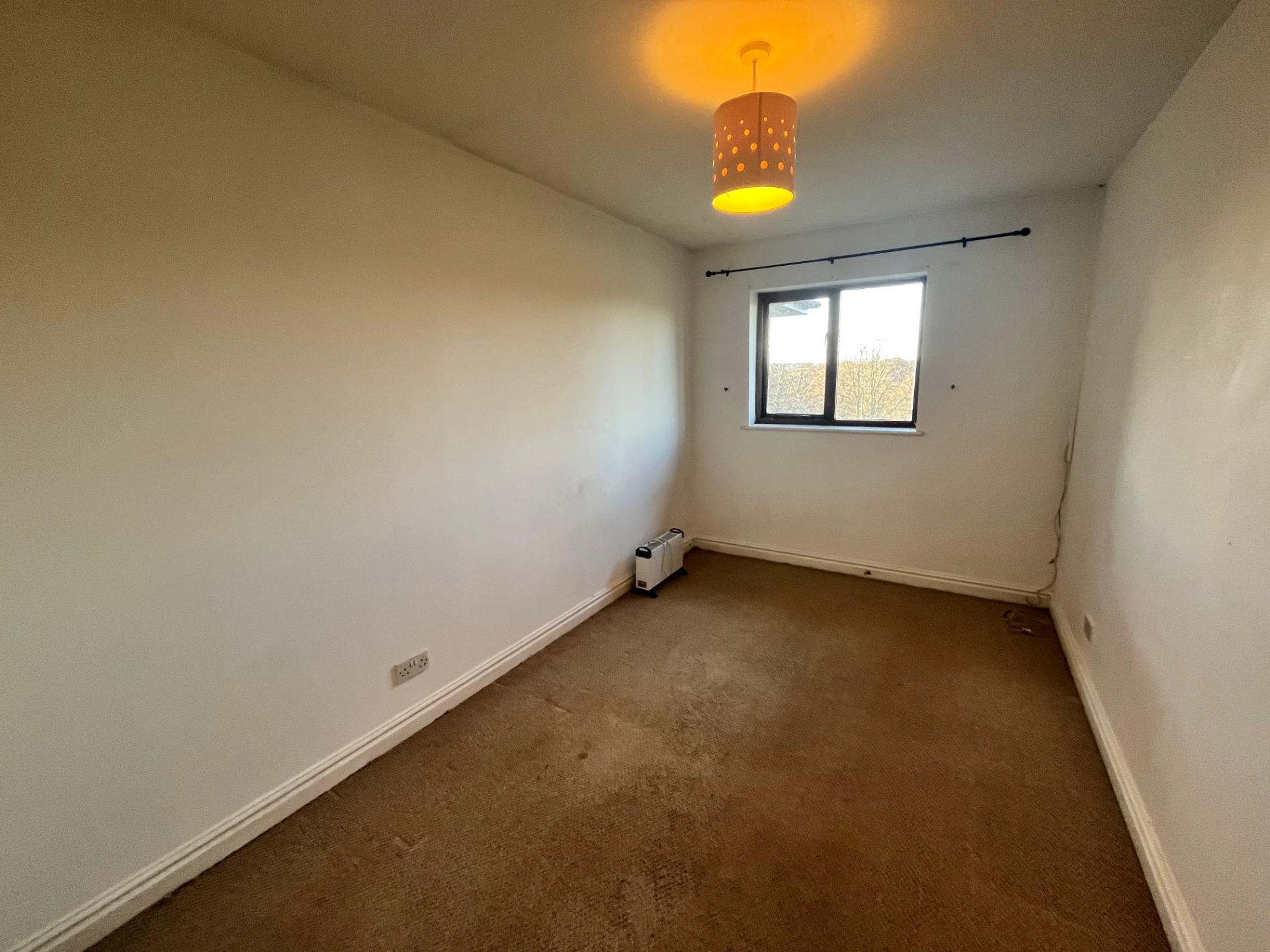 Primrose Hill, Town Centre, NN11 4GF, photo 2