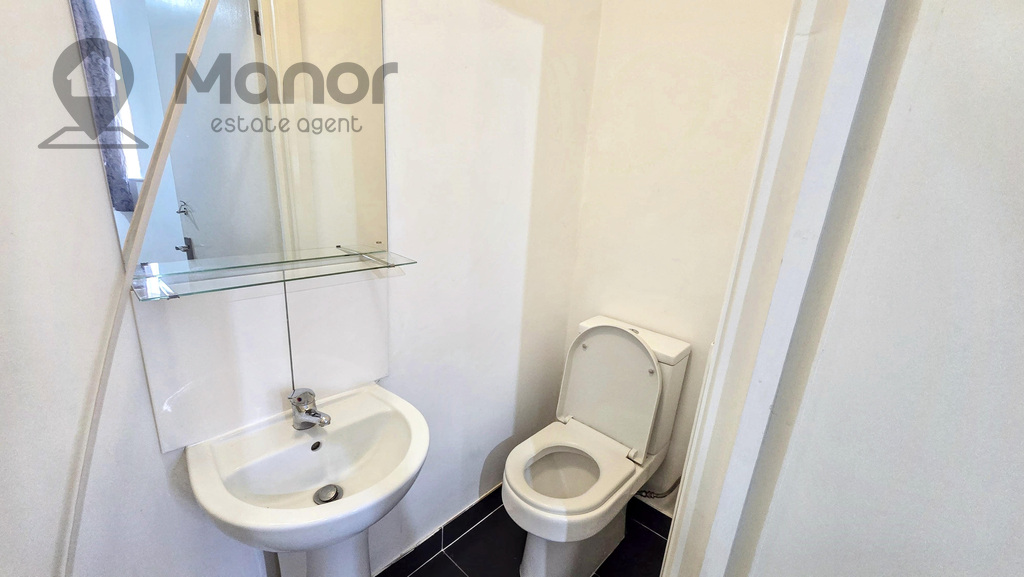 Brentwood Road, Romford, RM1 2RT, photo 3