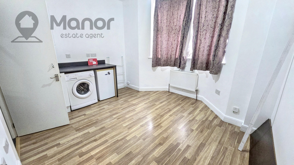 Brentwood Road, Romford, RM1 2RT, photo 2