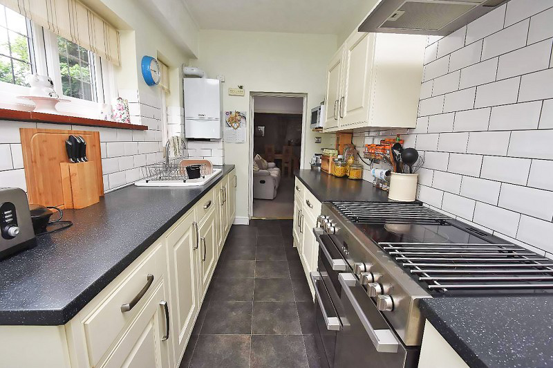 Chequers Lane, Walton on the Hill, Tadworth, Surrey. KT20, photo 5