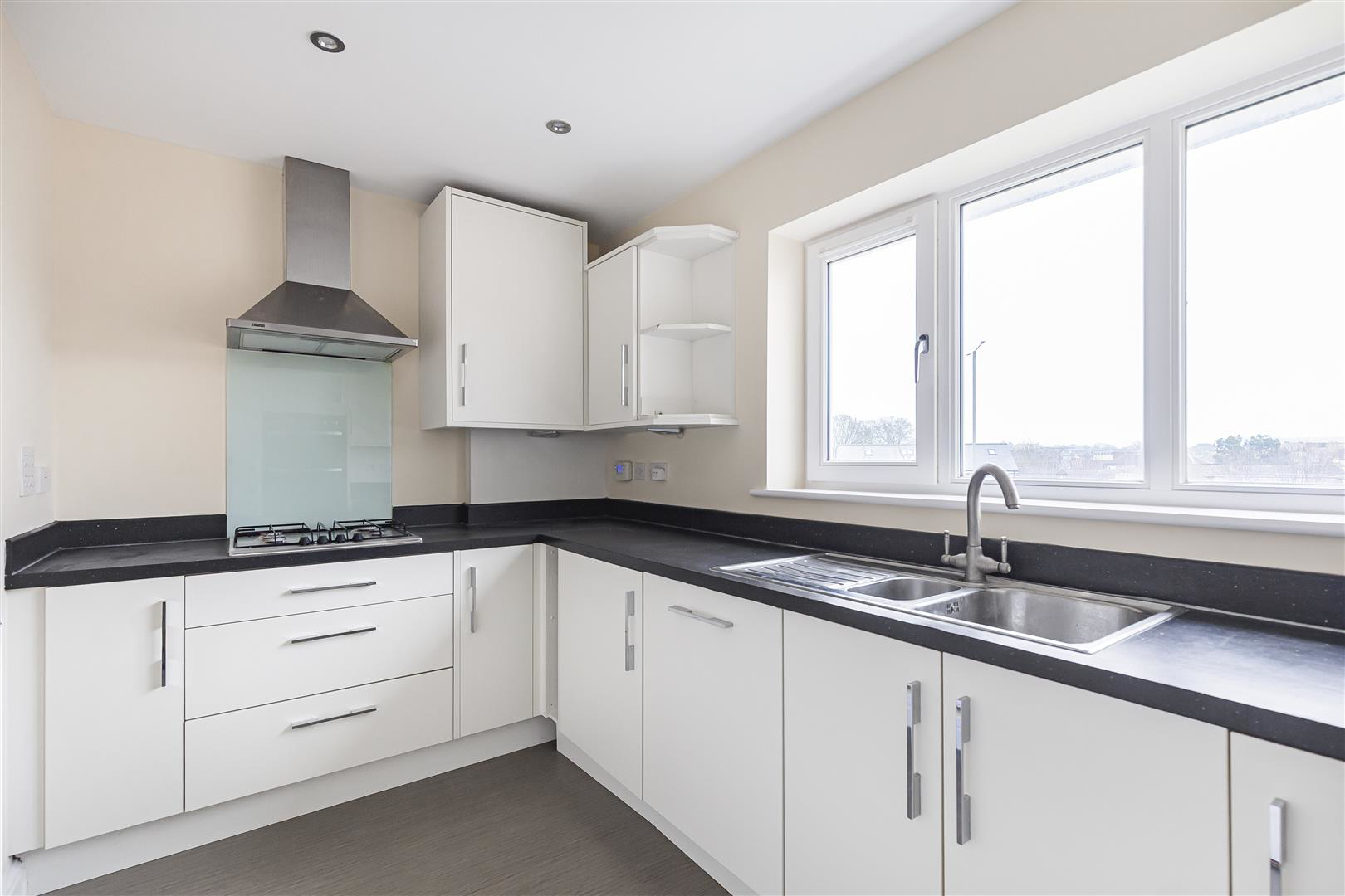 Abernant Drive, Newmarket, photo 2