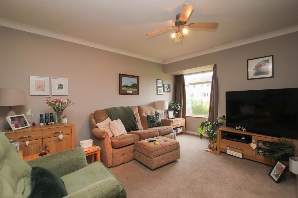 Lawns Crescent, Little Downham, Ely, photo 2