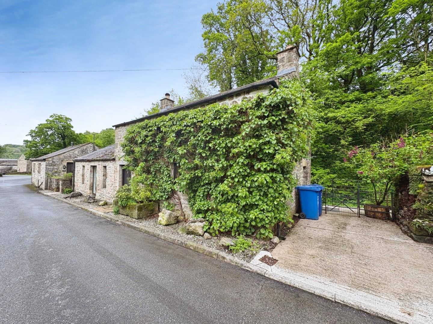 Victoria Lodge & Albert Cottage. Kirkby Malham