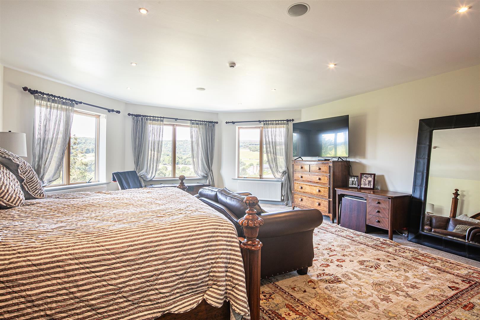 Principal bedroom