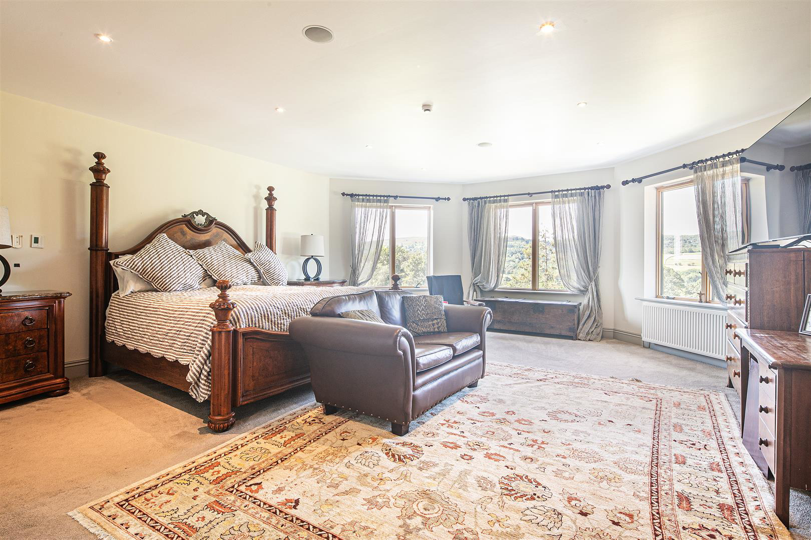 Principal bedroom