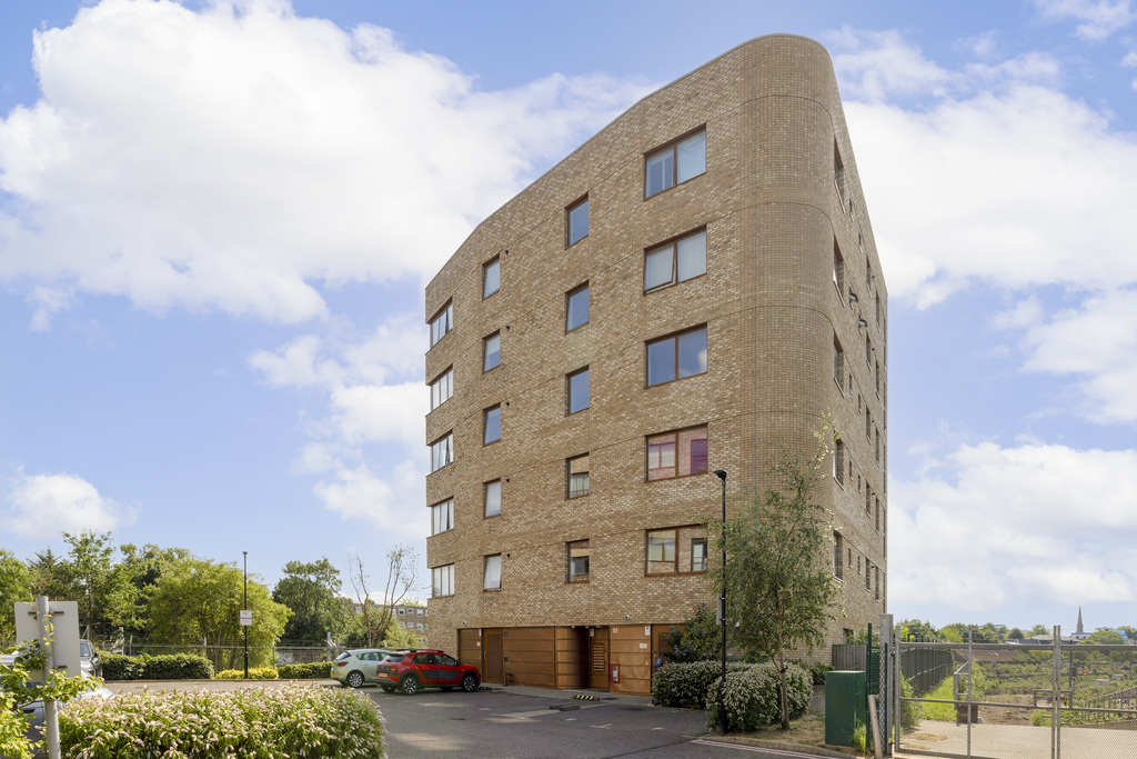 Relph Court, Kenneth Way, Ealing, London, W5, photo 2