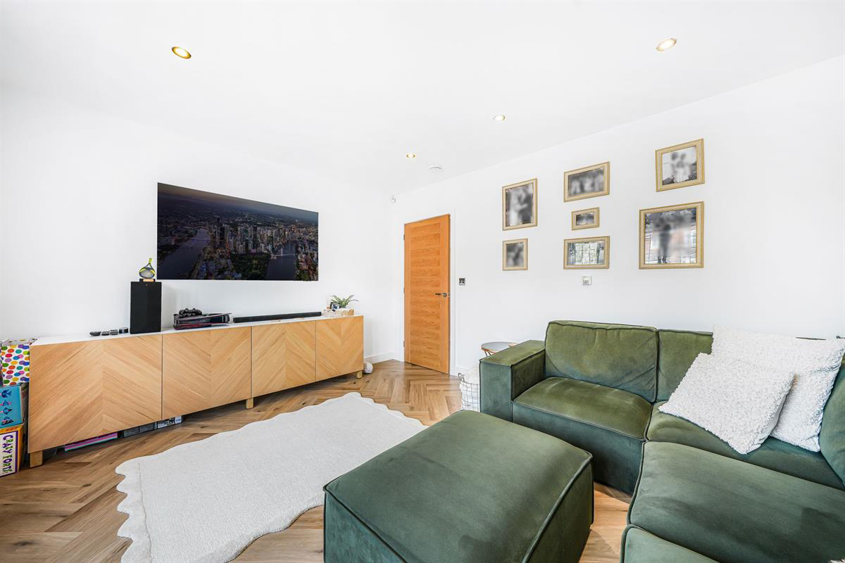 Bowlby Hill, Harlow, photo 4