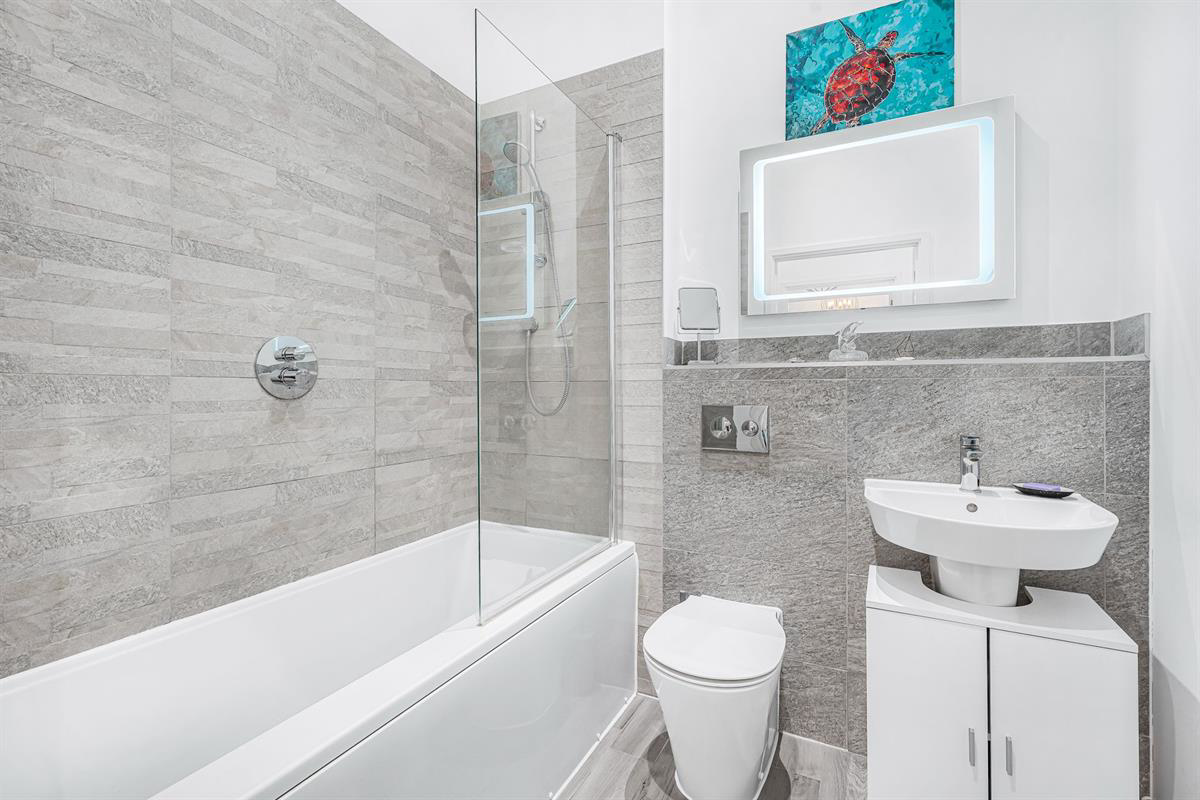 Flat , Edinburgh House, Harlow, photo 15