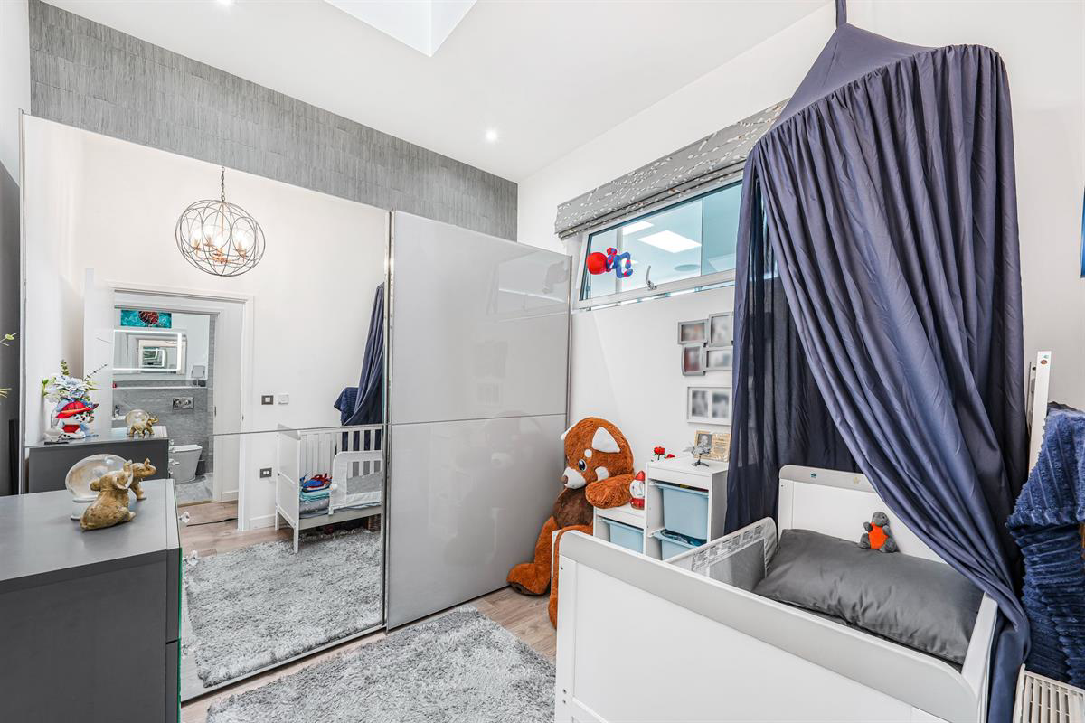 Flat , Edinburgh House, Harlow, photo 16