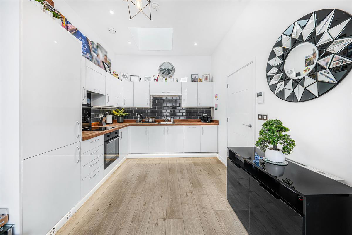 Flat , Edinburgh House, Harlow, photo 3