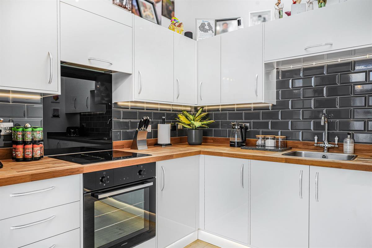 Flat , Edinburgh House, Harlow, photo 8