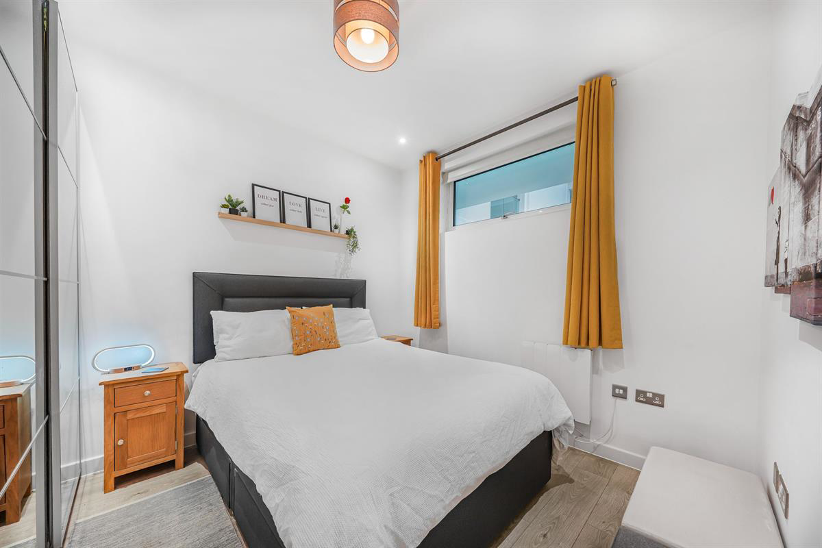 Flat , Edinburgh House, Harlow, photo 8