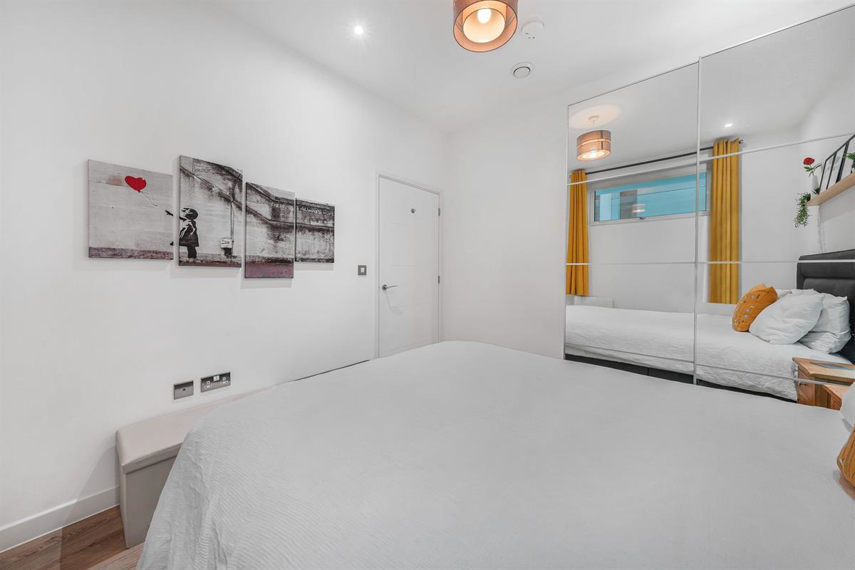 Flat , Edinburgh House, Harlow, photo 13