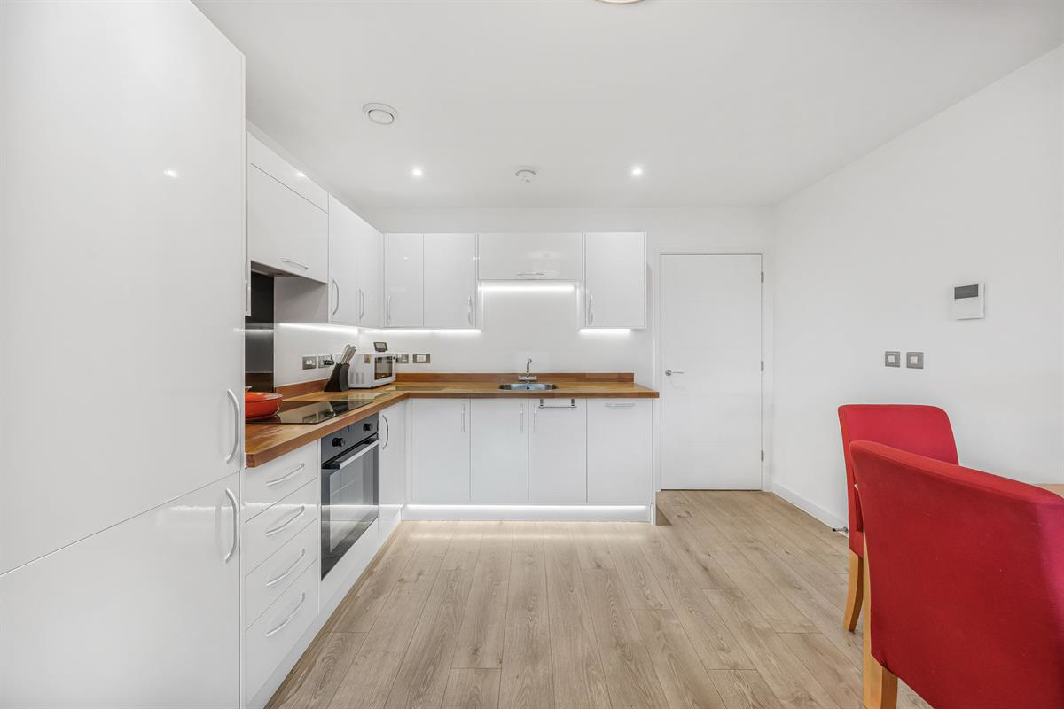 Flat , Edinburgh House, Harlow, photo 10