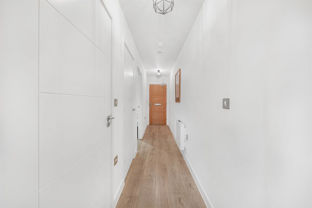Flat , Edinburgh House, Harlow, photo 12