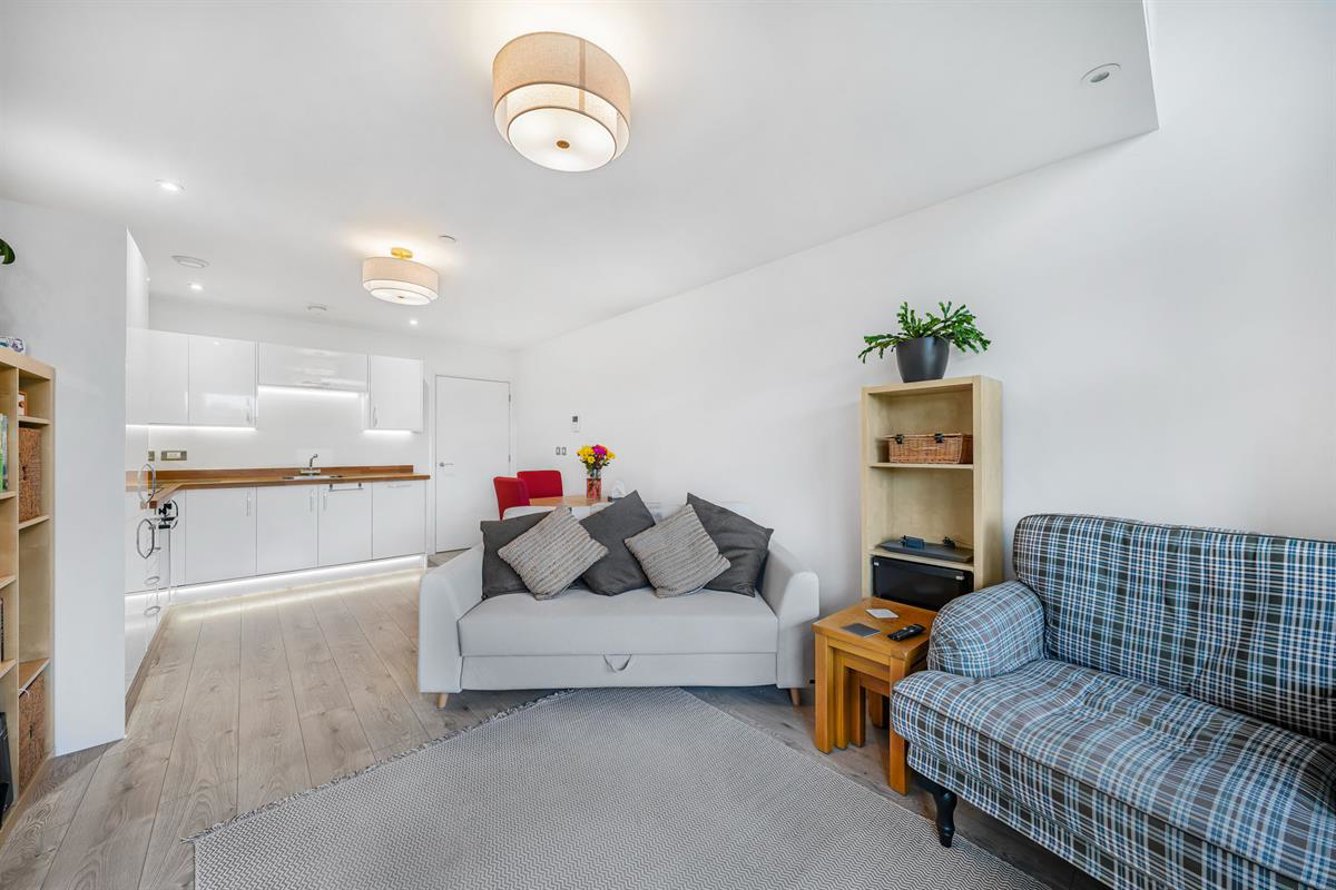 Flat , Edinburgh House, Harlow, photo 3
