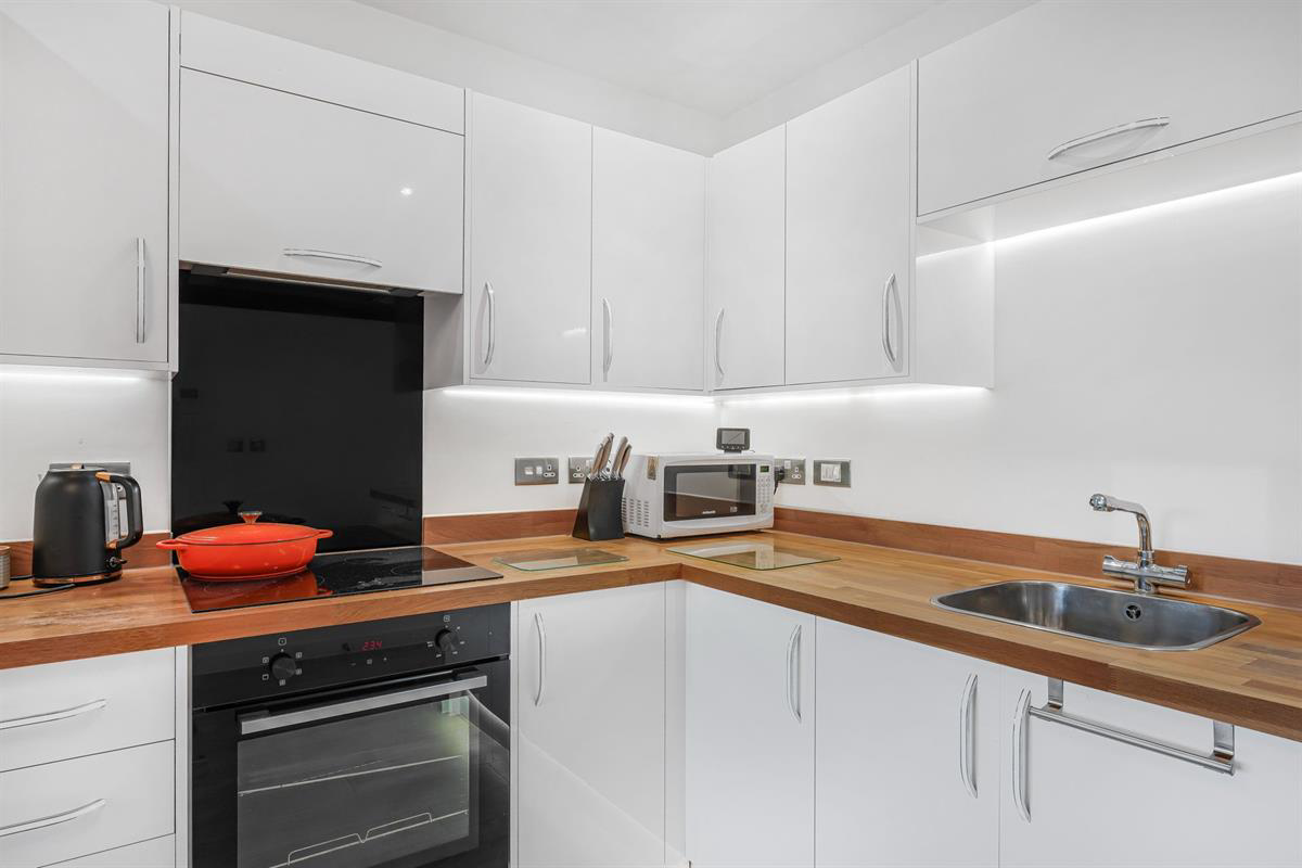 Flat , Edinburgh House, Harlow, photo 6