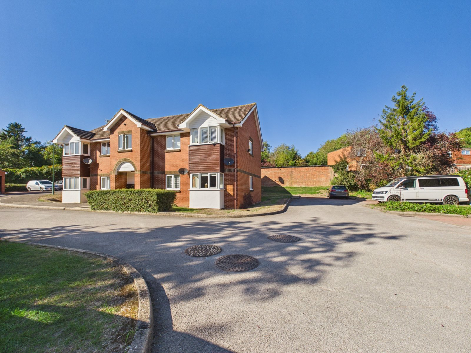 Sycamore Close, Bourne End, Buckinghamshire, SL8, photo 3