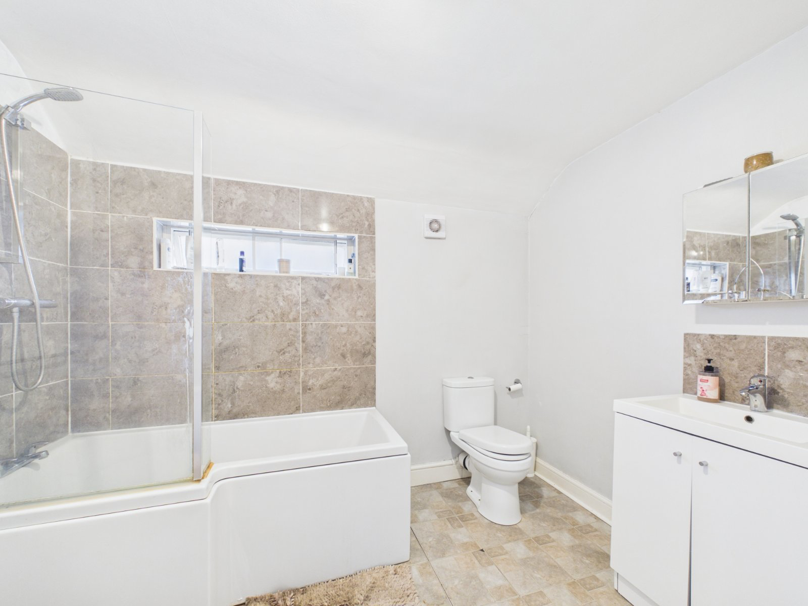 Coppermill Road, Wraysbury, Staines-Upon-Thames, Middlesex, TW19, photo 4