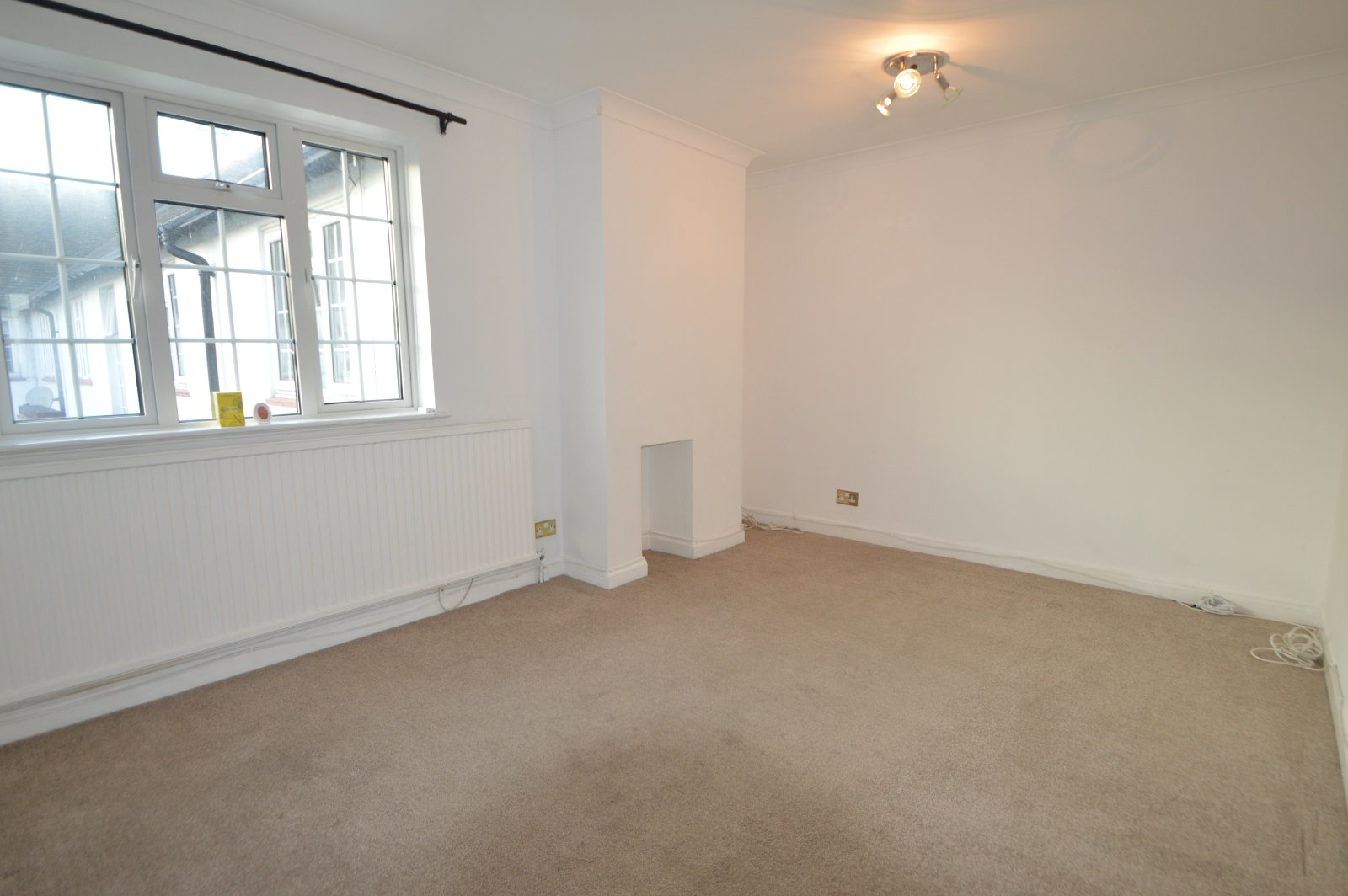 Bathurst Walk, Iver, Buckinghamshire, SL0, photo 2