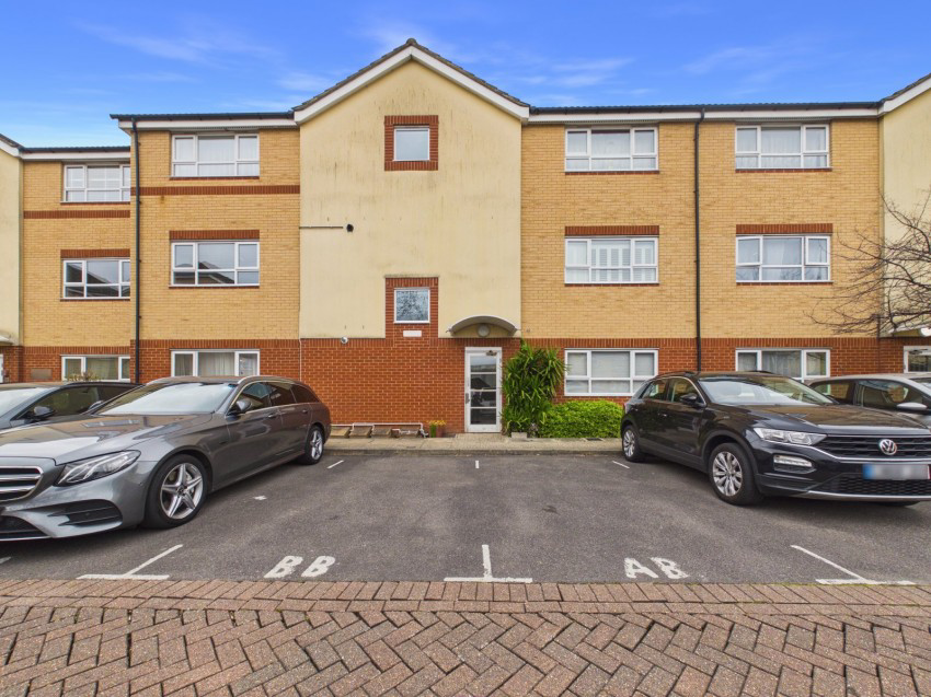 Chertsey Road, Feltham, TW13