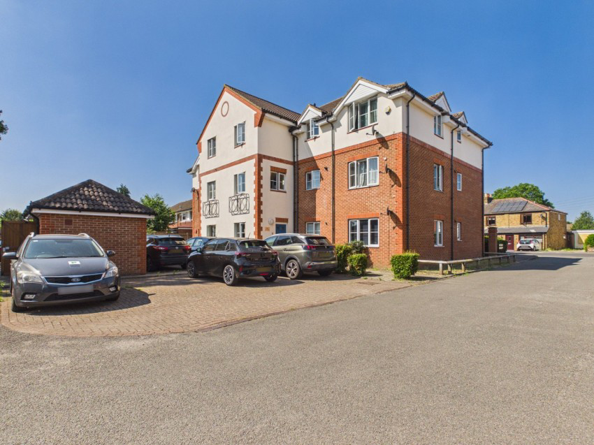 Chantry Close, Sunbury-On-Thames, Surrey, TW16