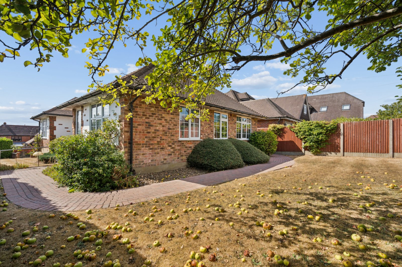 Hillfield Square, Chalfont St. Peter, Gerrards Cross, Buckinghamshire, SL9