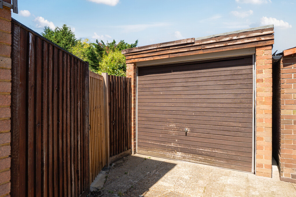 Barton Road, Langley, Berkshire, SL3, photo 11