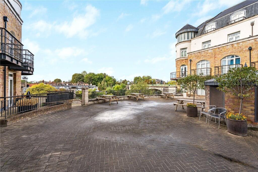 Clarence Street, Staines-Upon-Thames, Surrey, TW18, photo 9