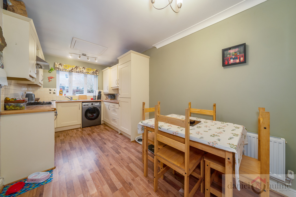 3 Clover Grove, Leekbrook, photo 9