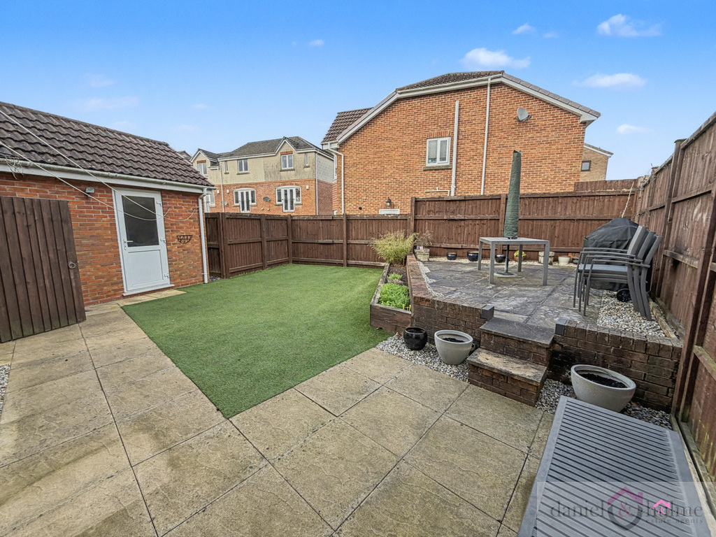Lyndale Close, Leek, Staffordshire, ST13 5AQ, photo 2