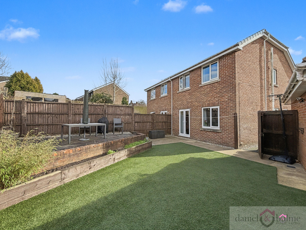 Lyndale Close, Leek, Staffordshire, ST13 5AQ, photo 3