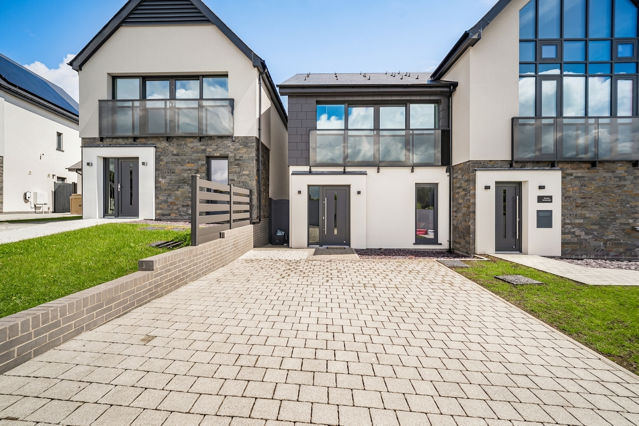 Maes Thornton, Rassau, NP23