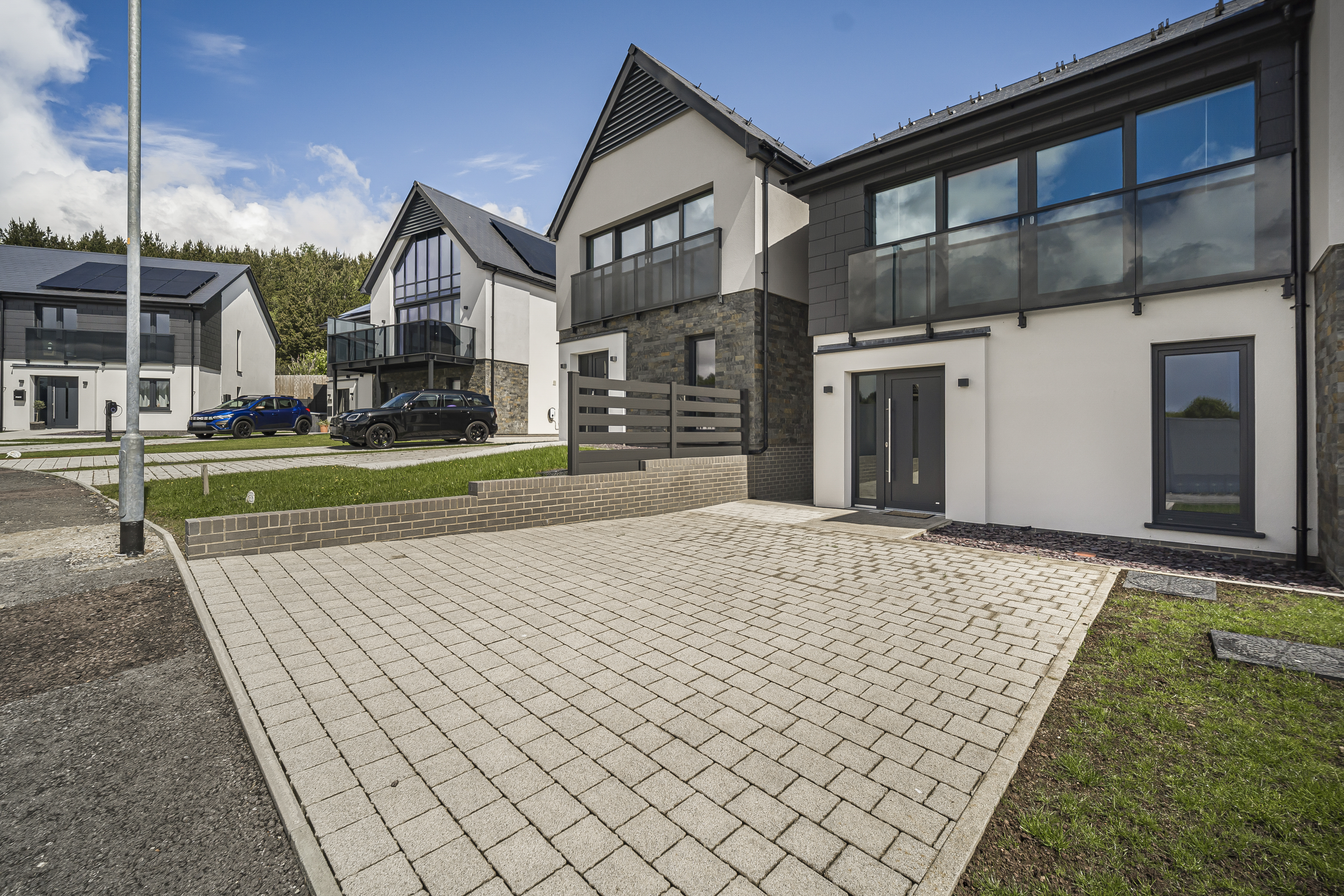 Maes Thornton, Rassau, NP23