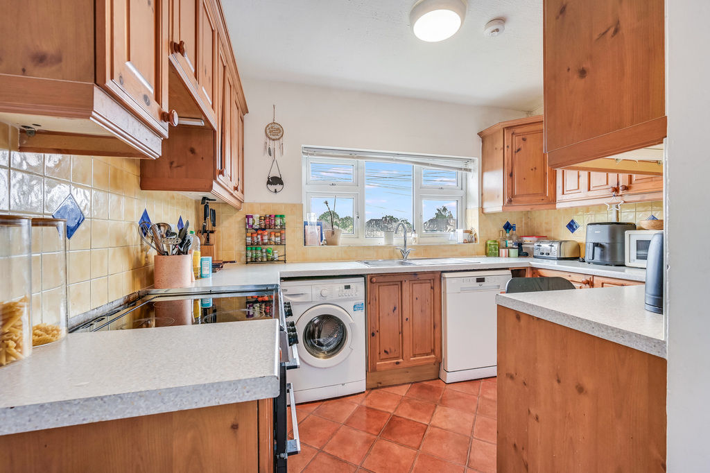Hurstwood Avenue, Pilgrims Hatch, Brentwood, photo 3
