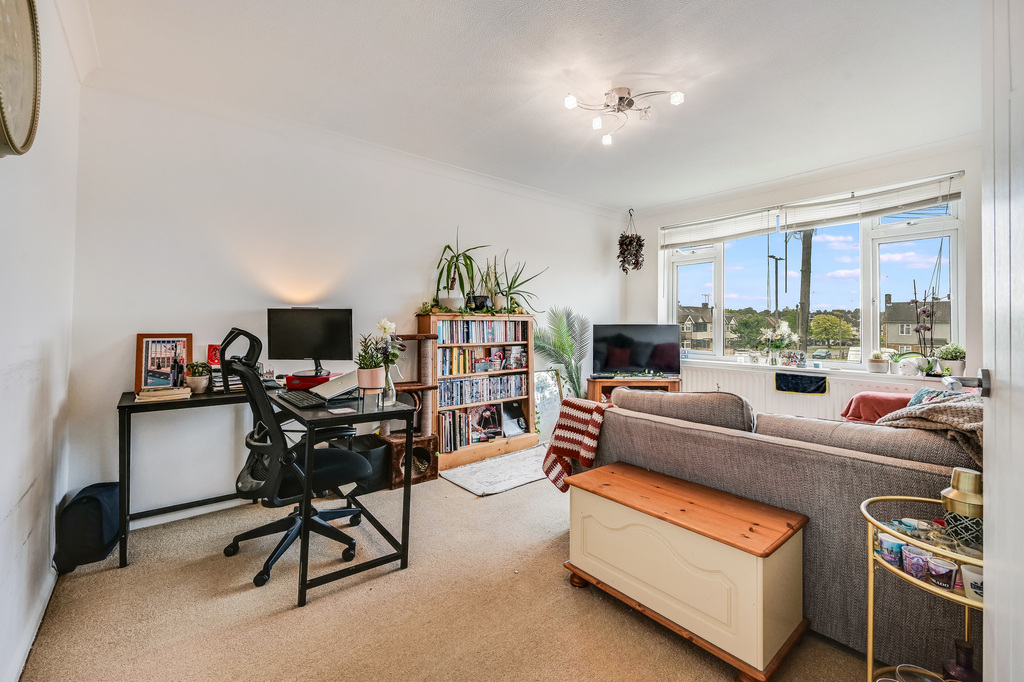 Hurstwood Avenue, Pilgrims Hatch, Brentwood, photo 2